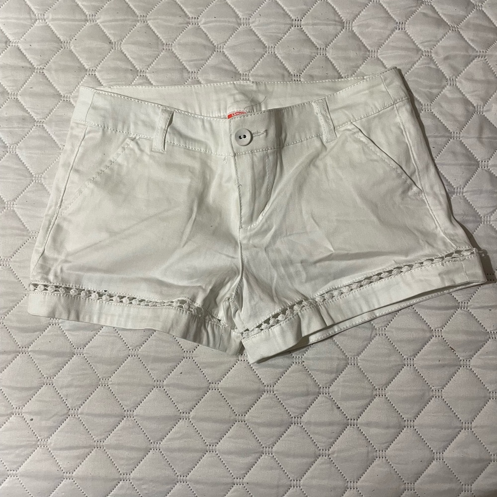 Demeanor shorts. Light weight comfy material. Size 3 shorts